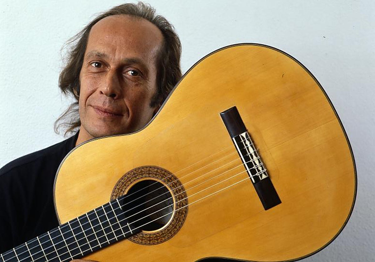 Paco de Lucía y su inseparable guitarra
