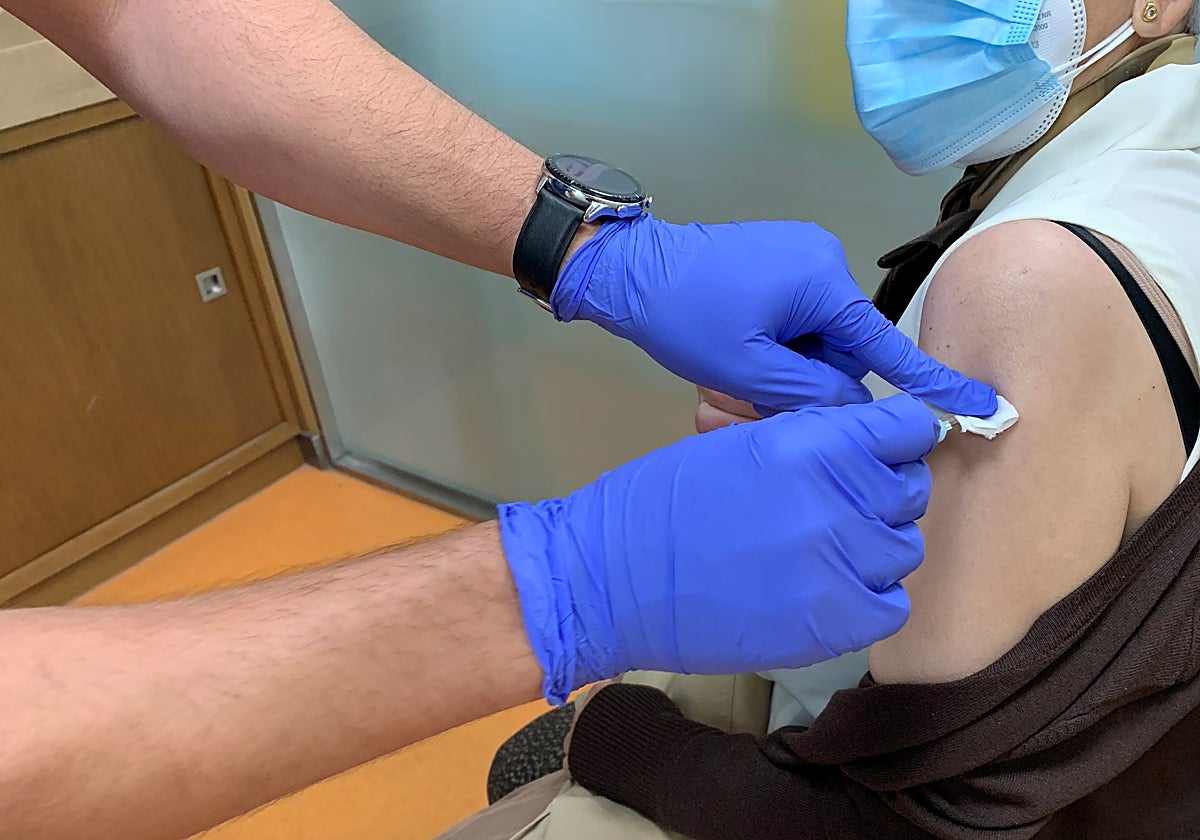 Un enfermero vacuna a una persona en el Virgen Macarena de Sevilla, el hospital donde se pueden vacunar sin cita previa los compañeros de clase del menor infectado de viruela del mono