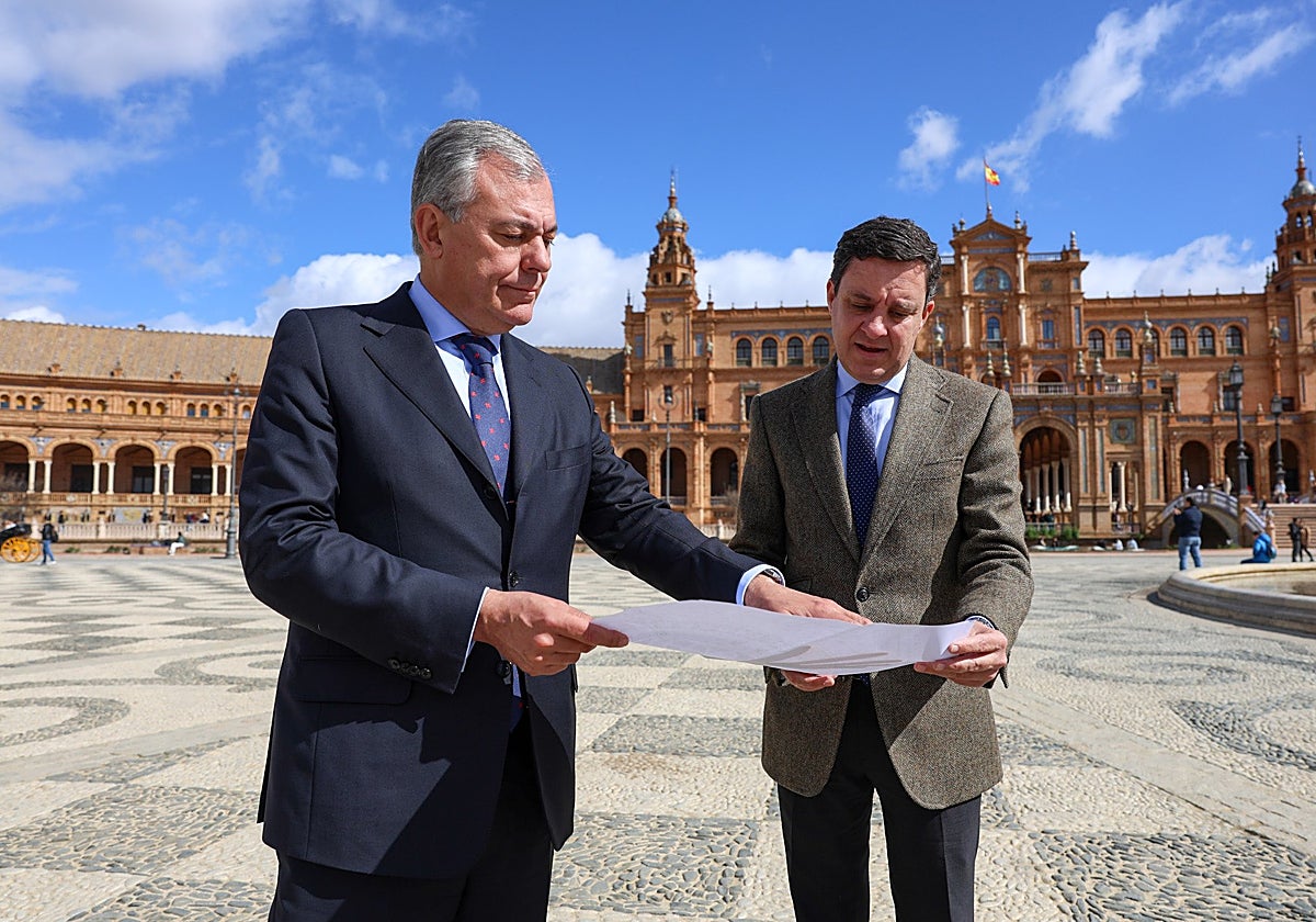 José Luis Sanz y Juan de la Rosa en la Plaza de España de Sevilla