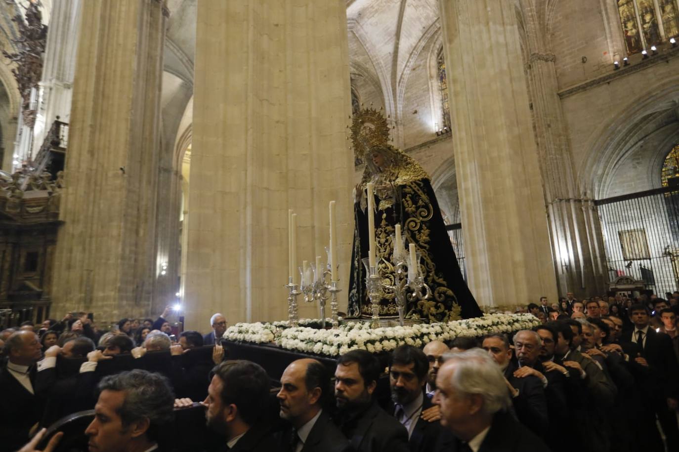 El Vía Crucis de los Estudiantes a la Catedral de Sevilla
