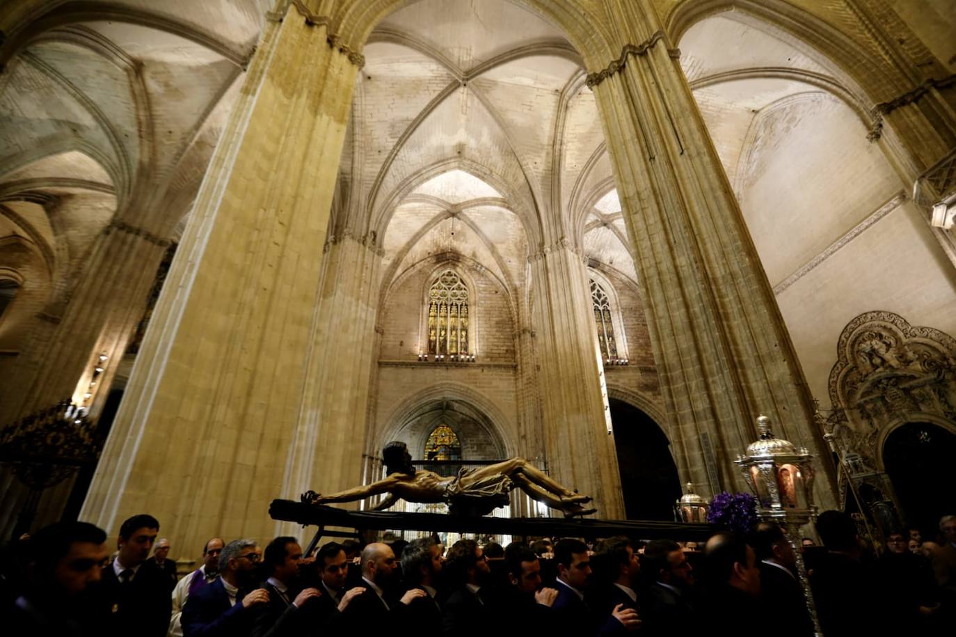 El Vía Crucis de los Estudiantes a la Catedral de Sevilla