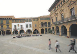 Muchos monumentos y espacios públicos como la Plaza de España de Sevilla cobran una entrada para garantizar su seguridad o conservación