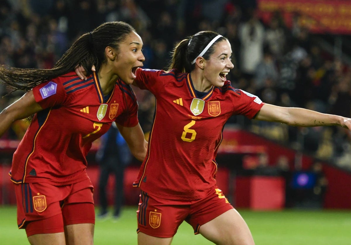 Aitana Bonmatí celebra con Salma Paralluelo el segundo gol en el España-Países Bajos de semifinales de la Nations League