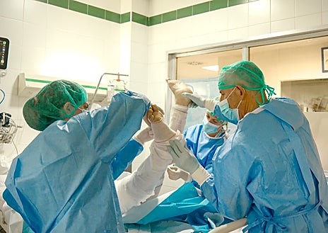 Imagen secundaria 1 - El tratamiento de graves quemaduras es un gran reto médico y supone un enorme cuidado y un trabajo en equipo en el que participan cirujanos, facultativos y personal de Enfermería experto en este tipo de pacientes, como puede verse en las imágenes