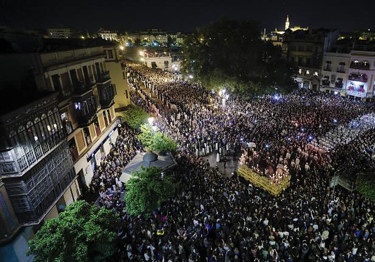 El Señor de las Tres Caídas en la plaza del Altozano