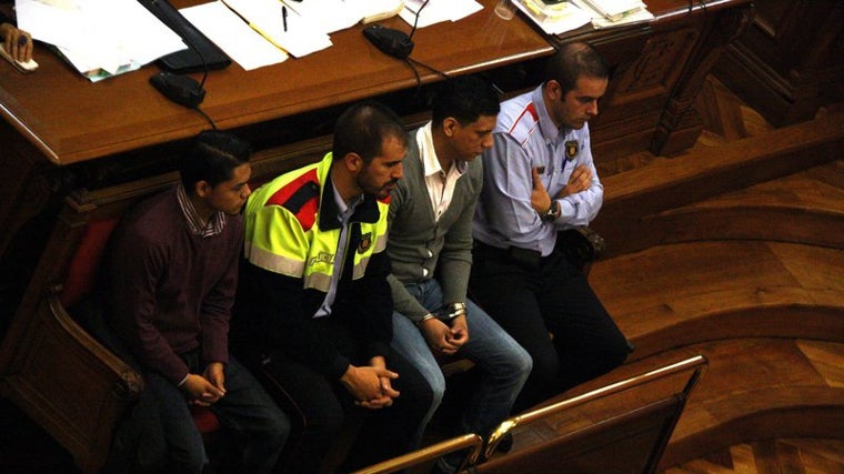 Segundo por la derecha, William Samuel Cañizares, el líder de los Blood sentado en el banquillo de los acusados