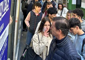 El fenómeno fan de «Esenzia» colapsa la calle San Eloy