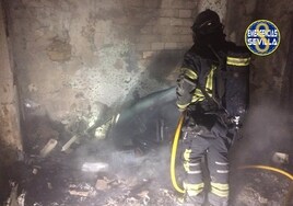 Los bomberos extinguen un incendio en Torreblanca y rescatan a una persona y dos perros