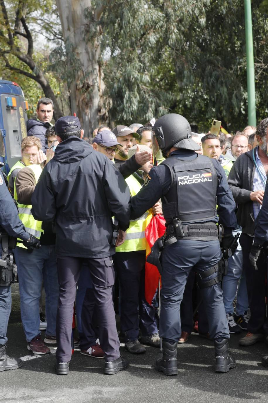 Agricultores independientes se concentran en el entorno de la Palmera en Sevilla