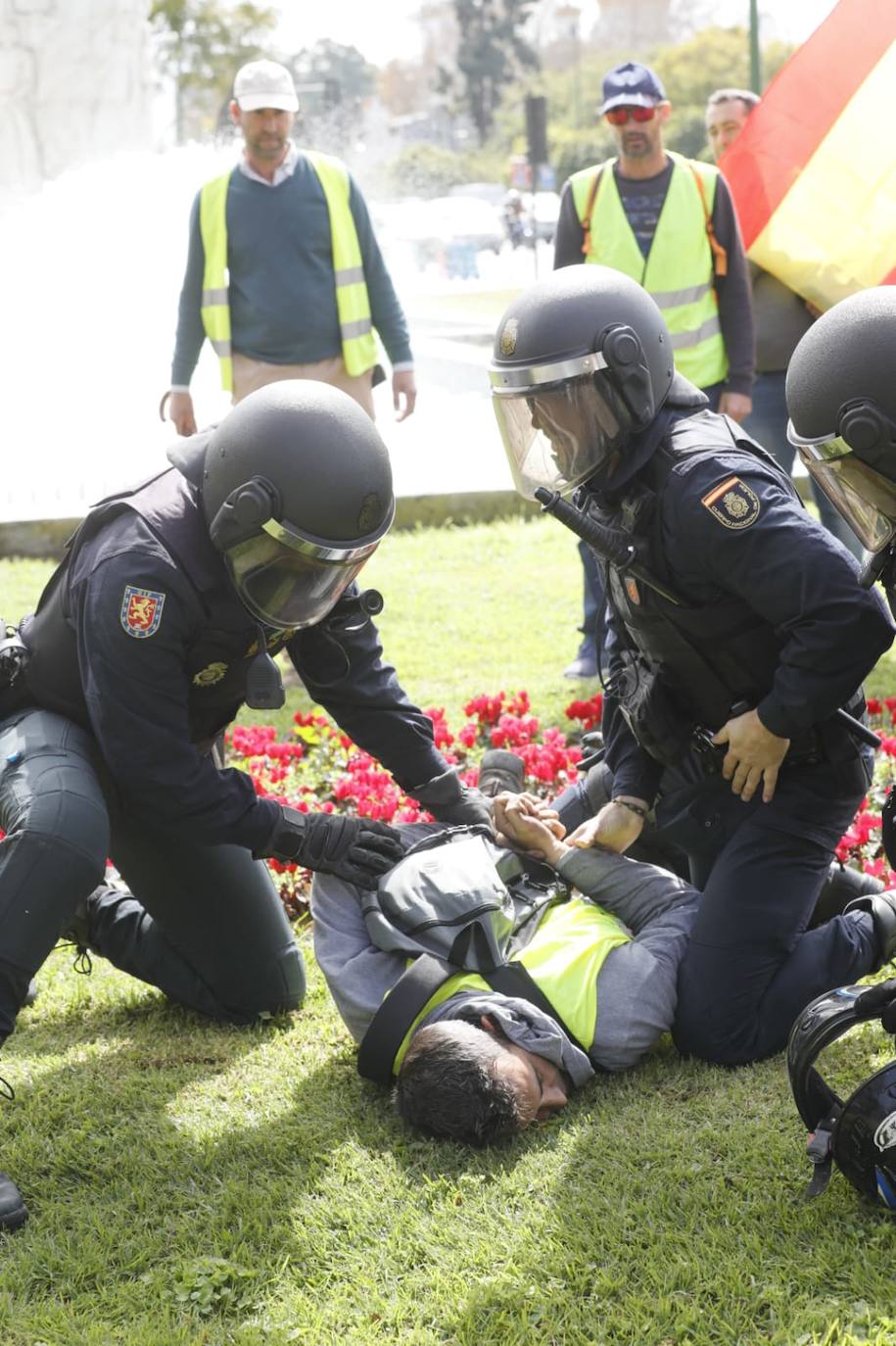 Agricultores independientes se concentran en el entorno de la Palmera en Sevilla