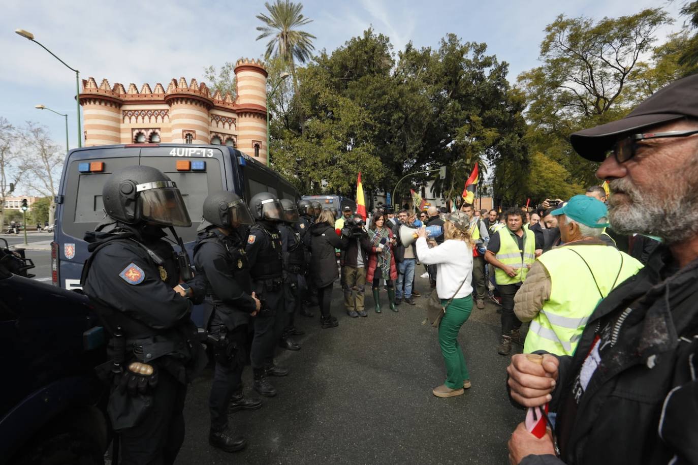 Agricultores independientes se concentran en el entorno de la Palmera en Sevilla