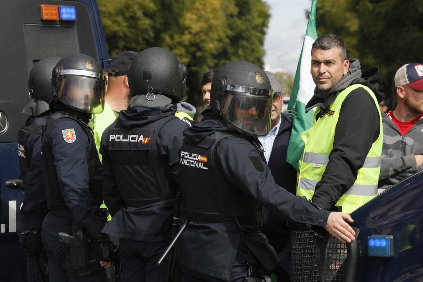 Agricultores independientes se concentran en el entorno de la Palmera en Sevilla