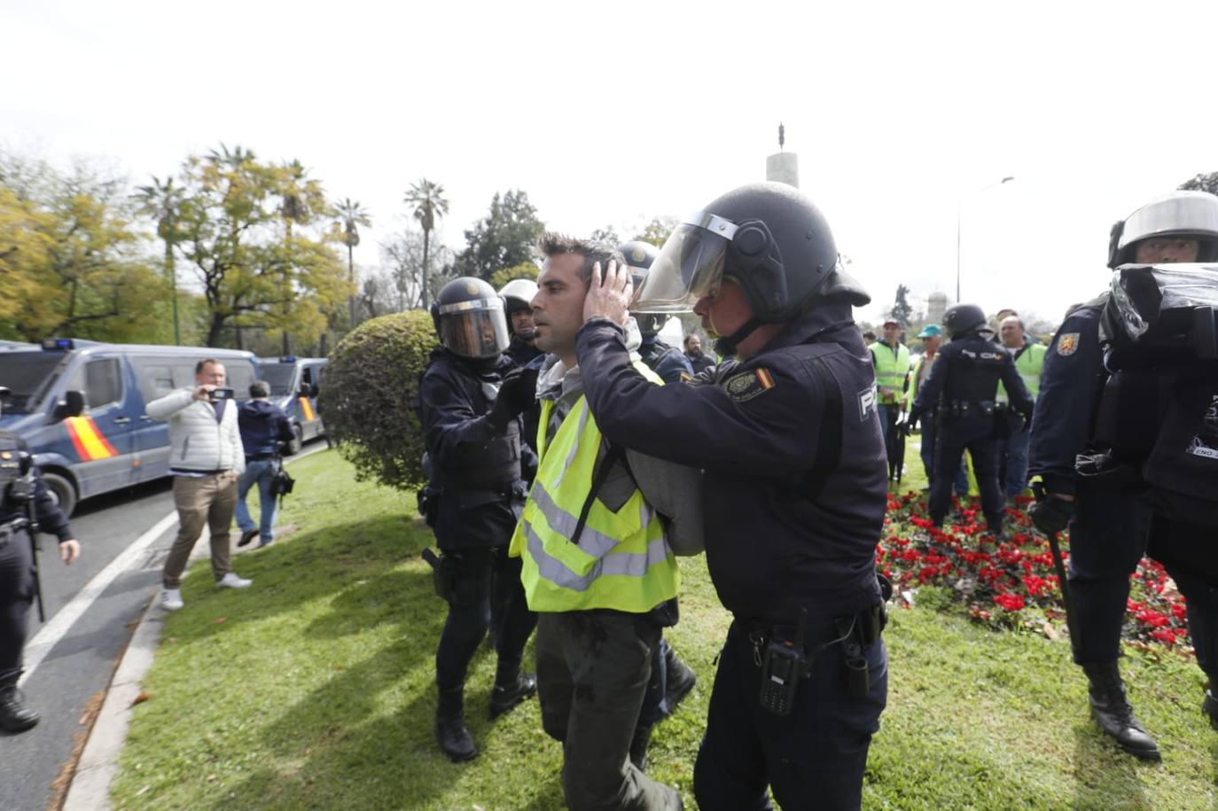 Agricultores independientes se concentran en el entorno de la Palmera en Sevilla
