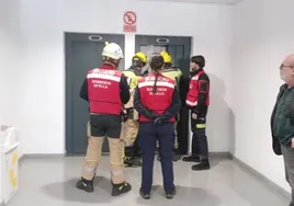 Una veintena de personas se quedan encerradas en dos ascensores de la Universidad de Sevilla