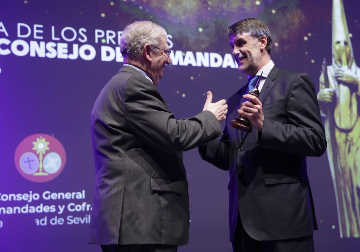 Un momento del acto emotivo celebrado este martes para entregar el premio 'Fernando Carrasco' del Consejo de Cofradías