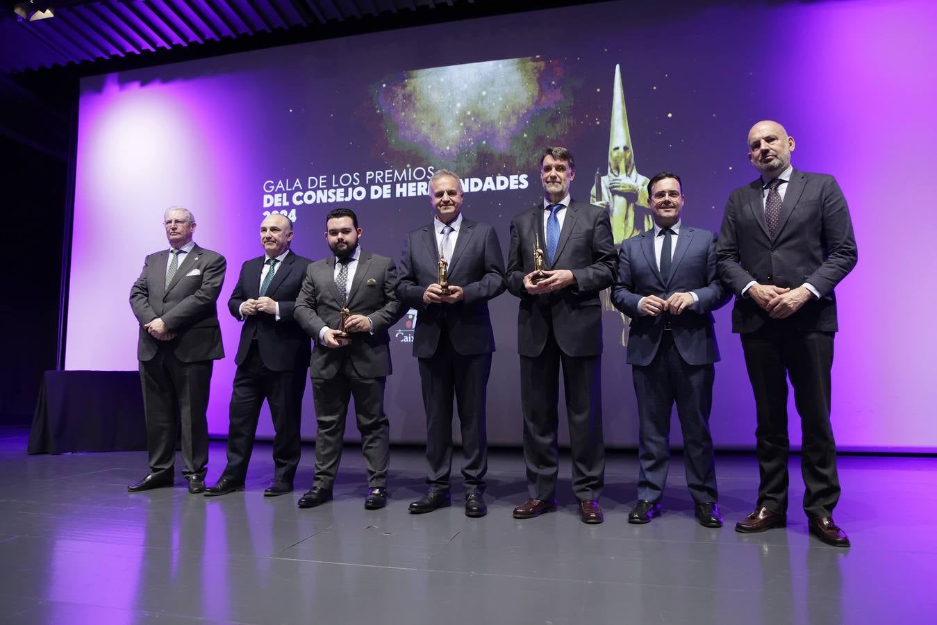 Un momento del acto emotivo celebrado este martes para entregar el premio 'Fernando Carrasco' del Consejo de Cofradías