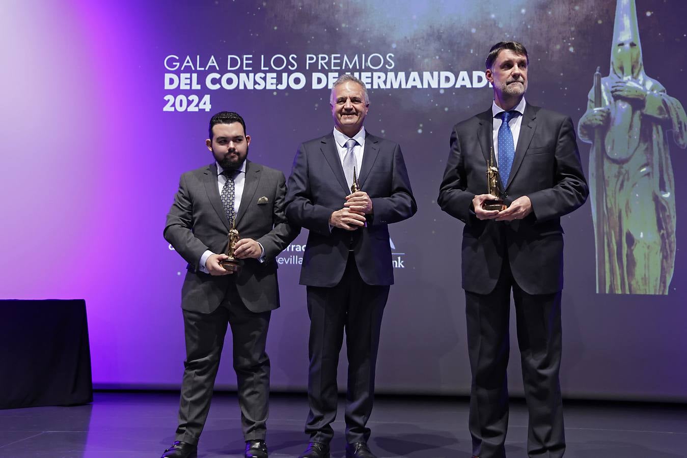 Un momento del acto emotivo celebrado este martes para entregar el premio 'Fernando Carrasco' del Consejo de Cofradías