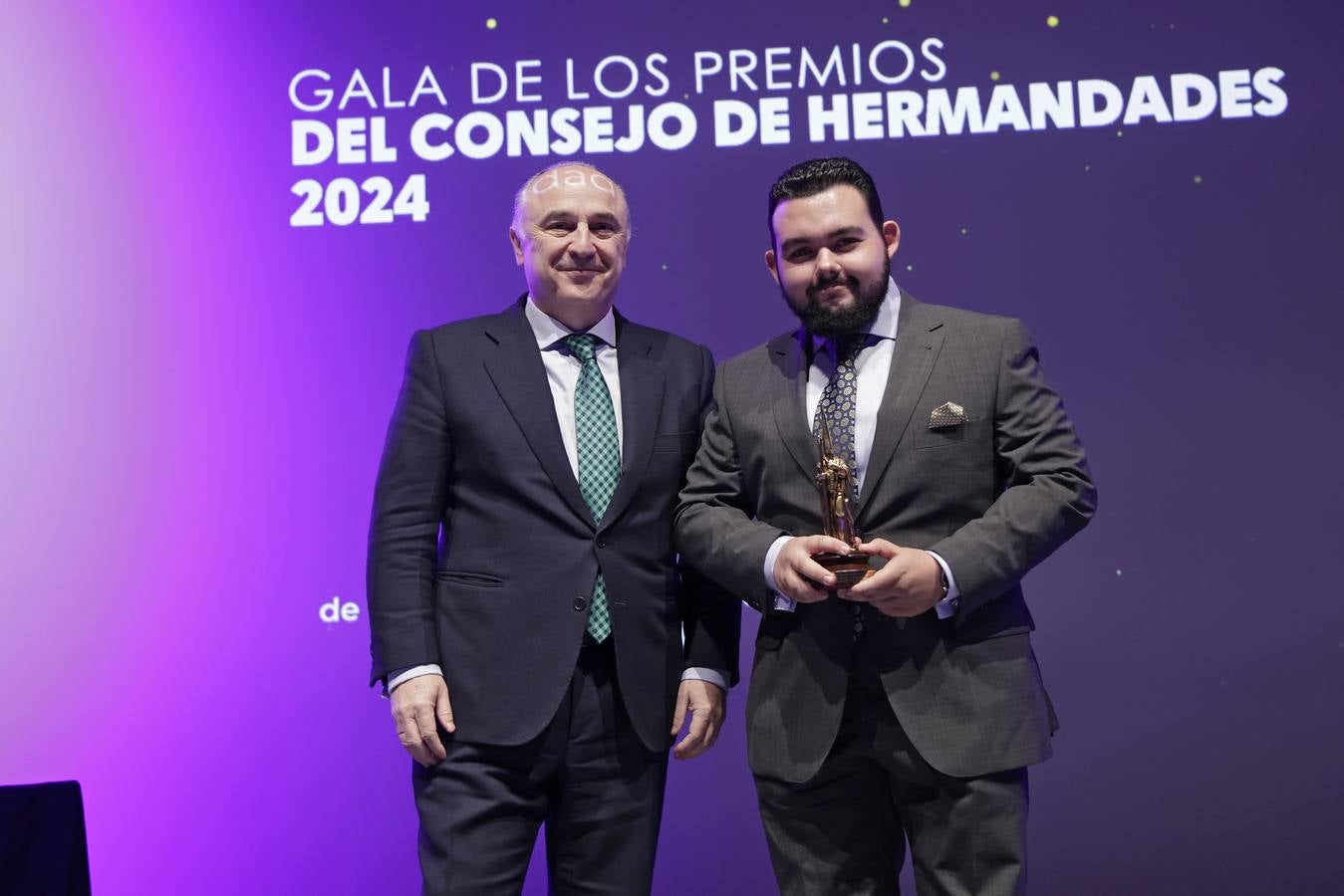 Un momento del acto emotivo celebrado este martes para entregar el premio 'Fernando Carrasco' del Consejo de Cofradías