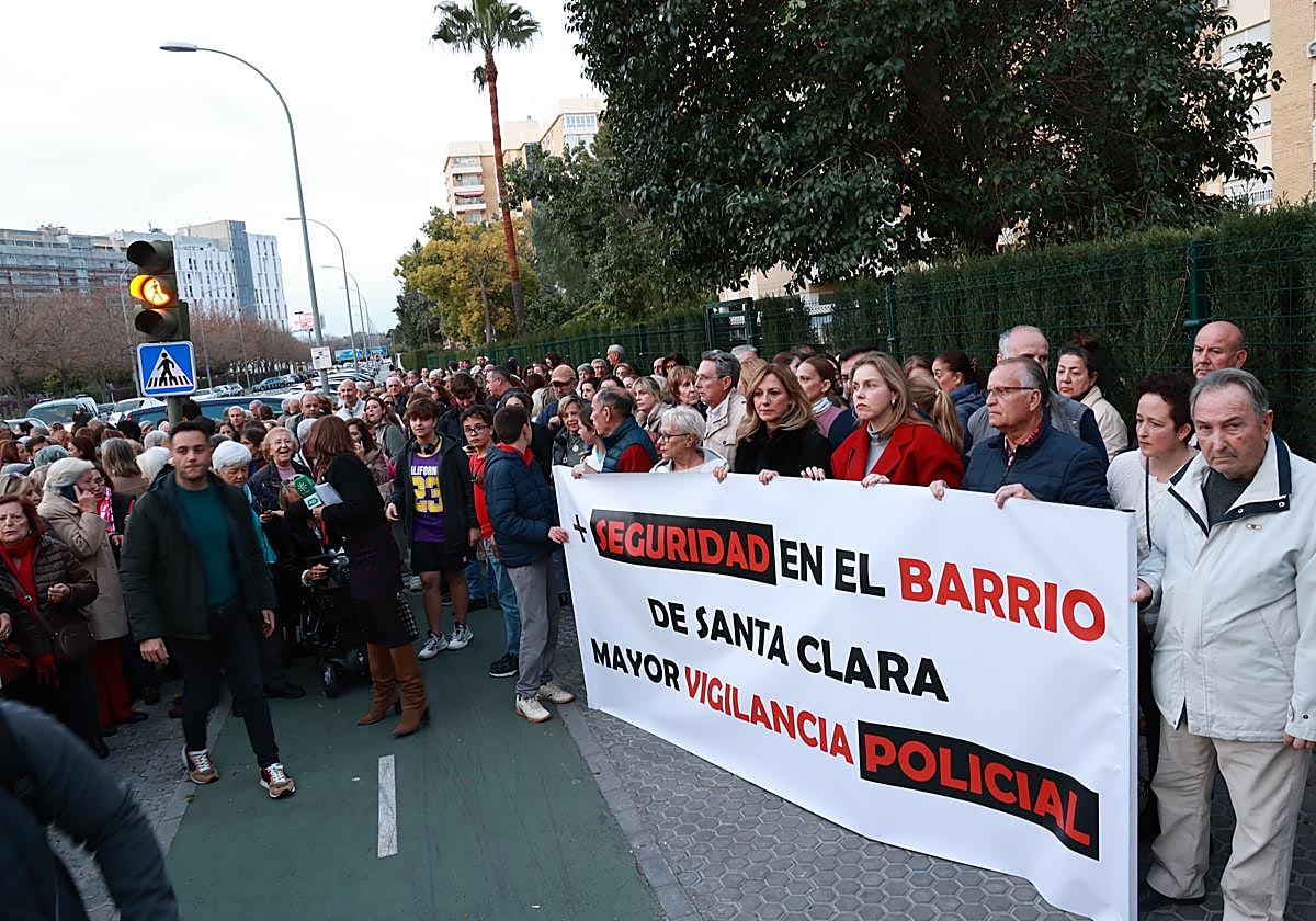 Los vecinos de Santa Clara durante la concentración