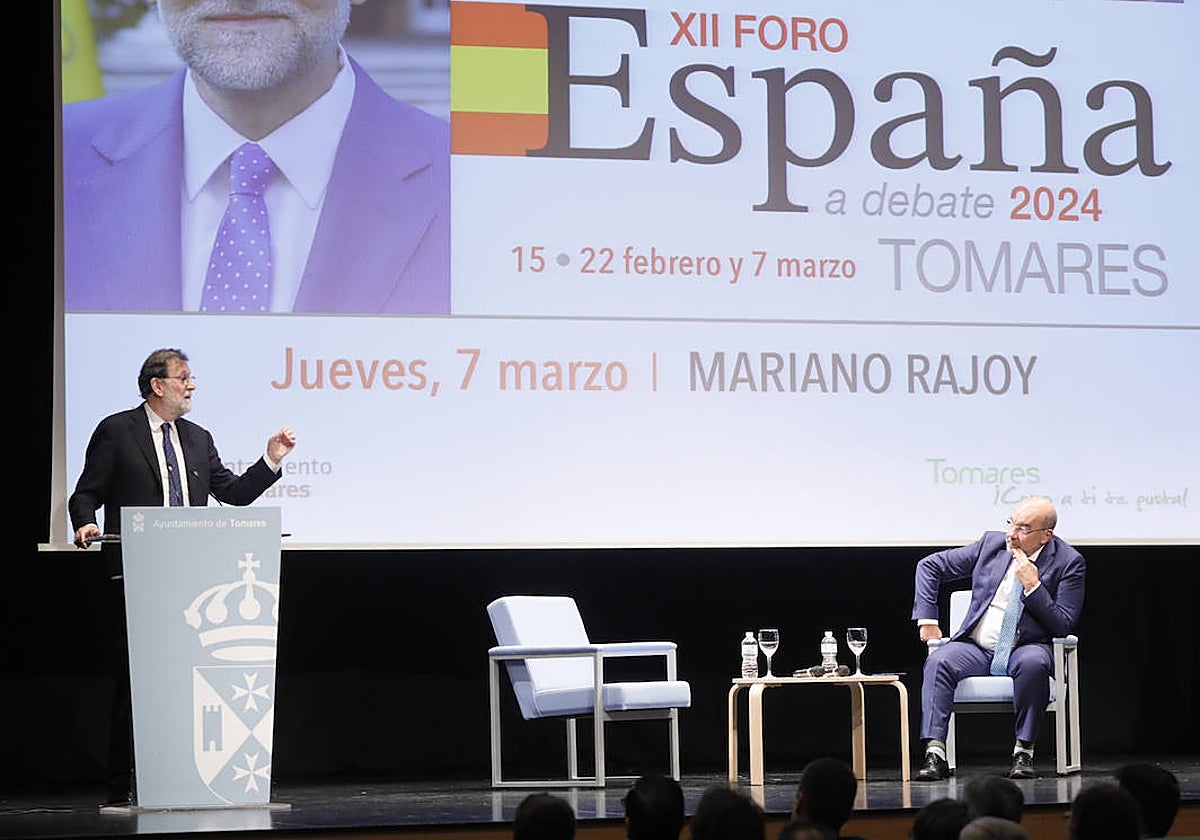 Mariano Rajoy y Ángel Expósito, este jueves en el auditorio municipal de Tomares
