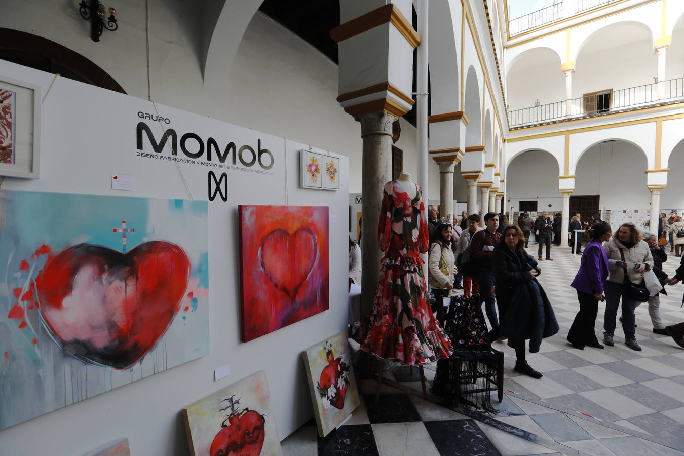 El patio del convento de San Leandro acoge esta muestra benéfica para recaudar fondos que sirvan a la restauración del edificio