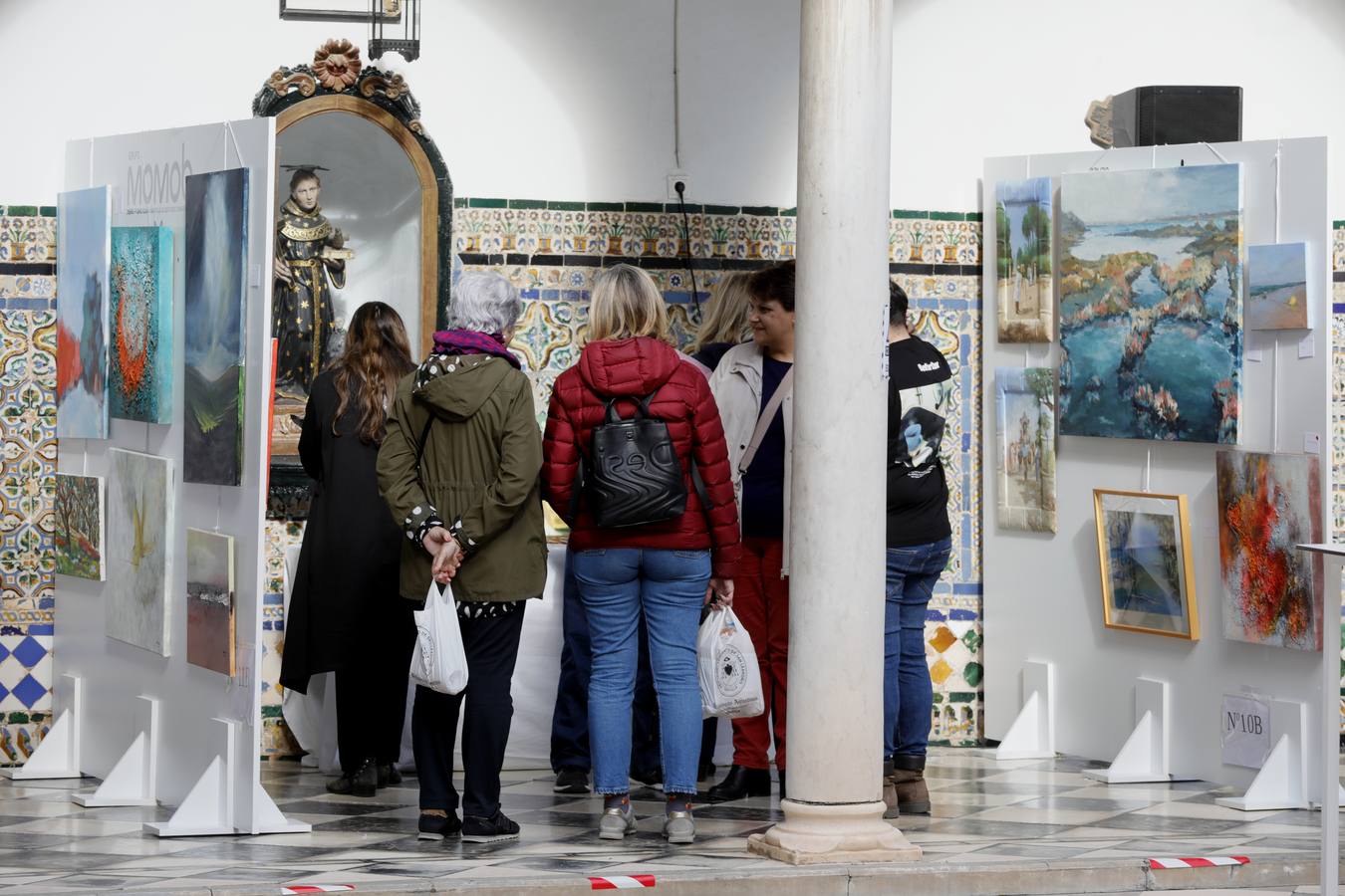 El patio del convento de San Leandro acoge esta muestra benéfica para recaudar fondos que sirvan a la restauración del edificio
