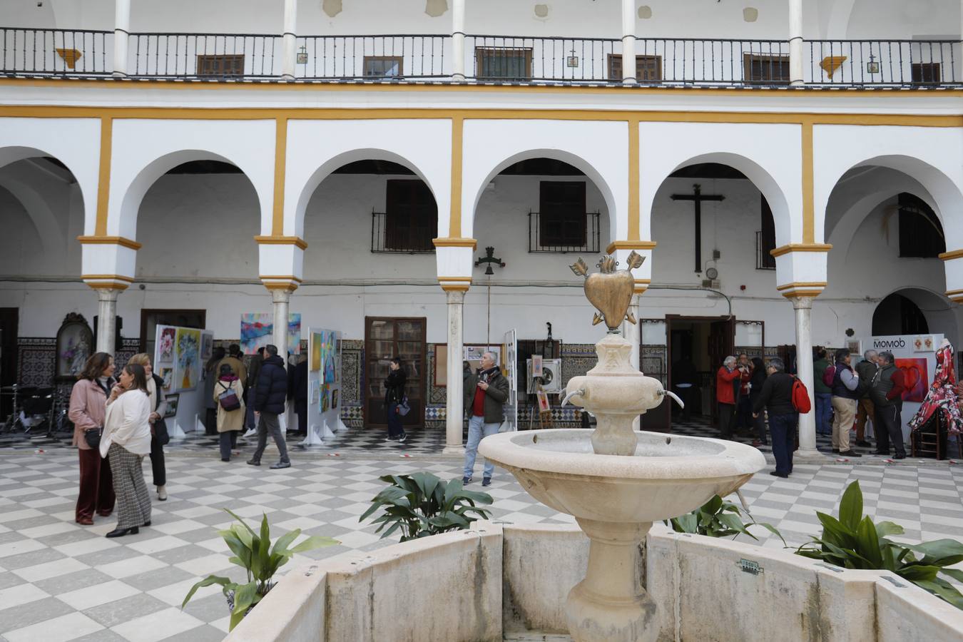 El patio del convento de San Leandro acoge esta muestra benéfica para recaudar fondos que sirvan a la restauración del edificio