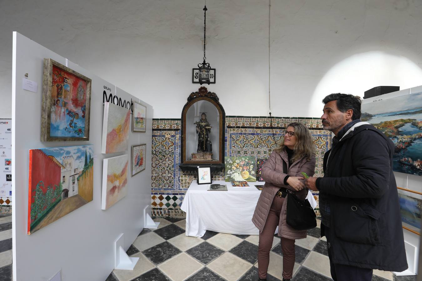 El patio del convento de San Leandro acoge esta muestra benéfica para recaudar fondos que sirvan a la restauración del edificio