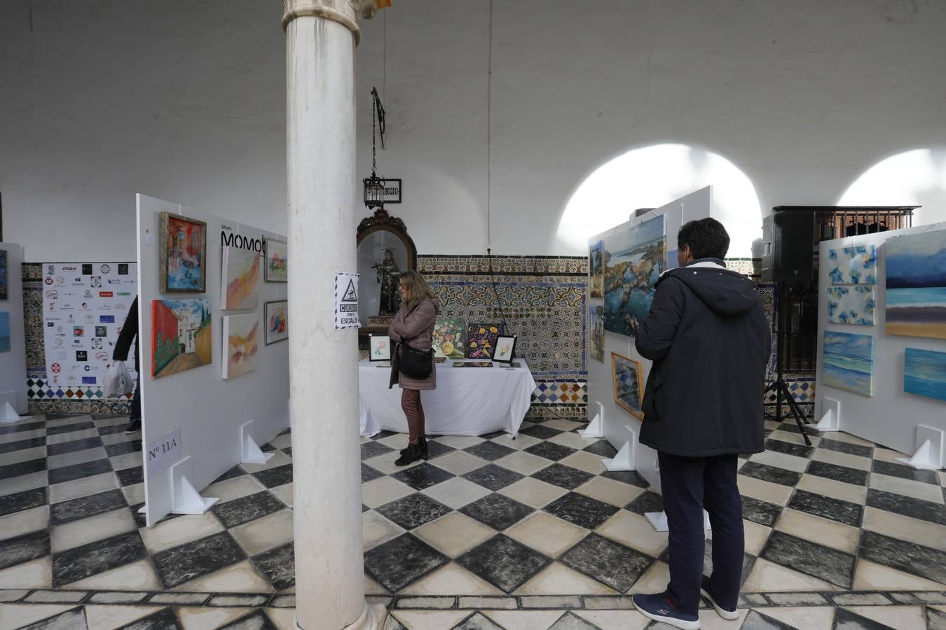 El patio del convento de San Leandro acoge esta muestra benéfica para recaudar fondos que sirvan a la restauración del edificio