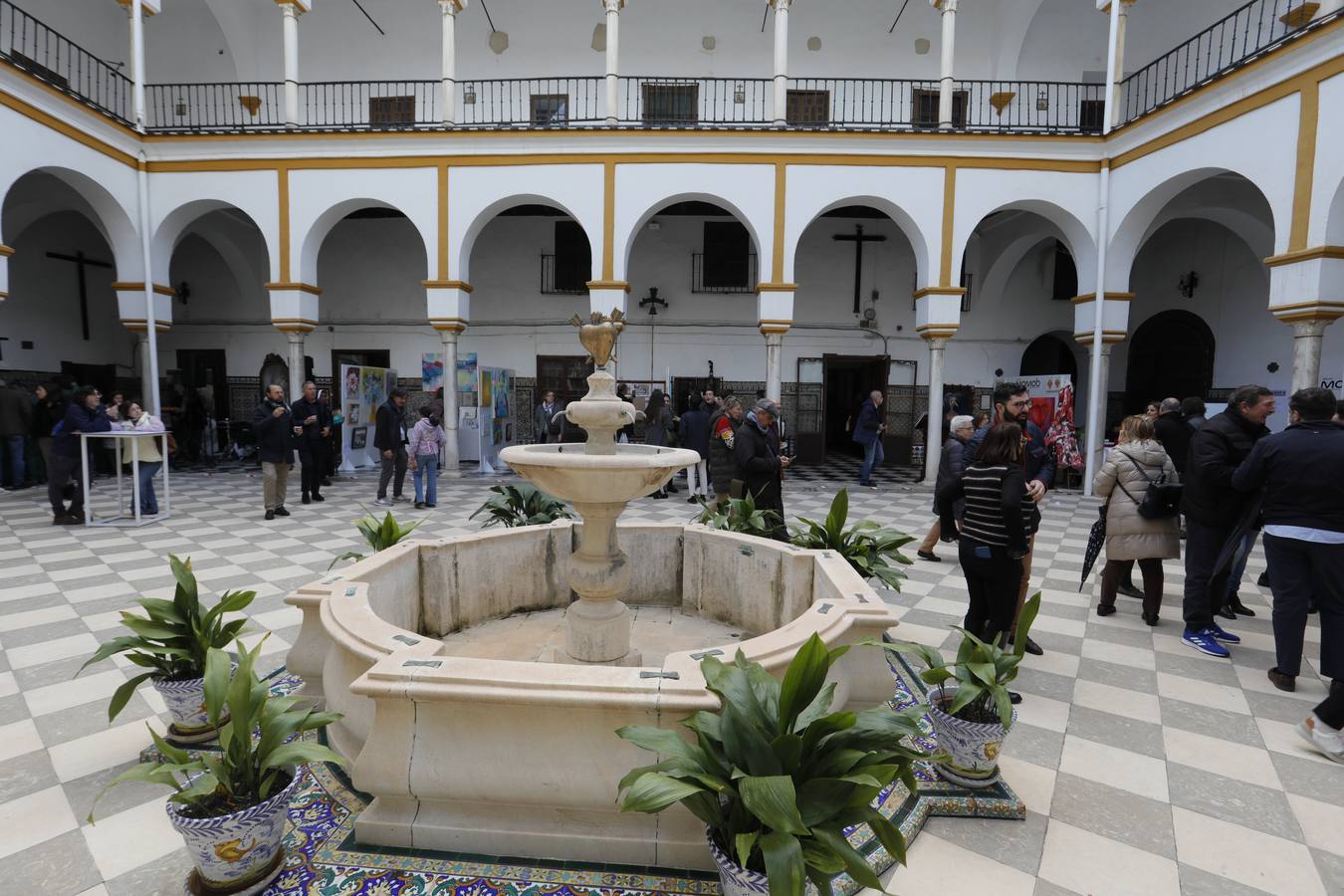 El patio del convento de San Leandro acoge esta muestra benéfica para recaudar fondos que sirvan a la restauración del edificio