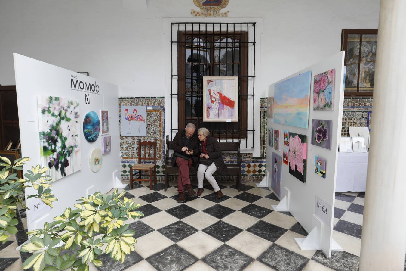 El patio del convento de San Leandro acoge esta muestra benéfica para recaudar fondos que sirvan a la restauración del edificio