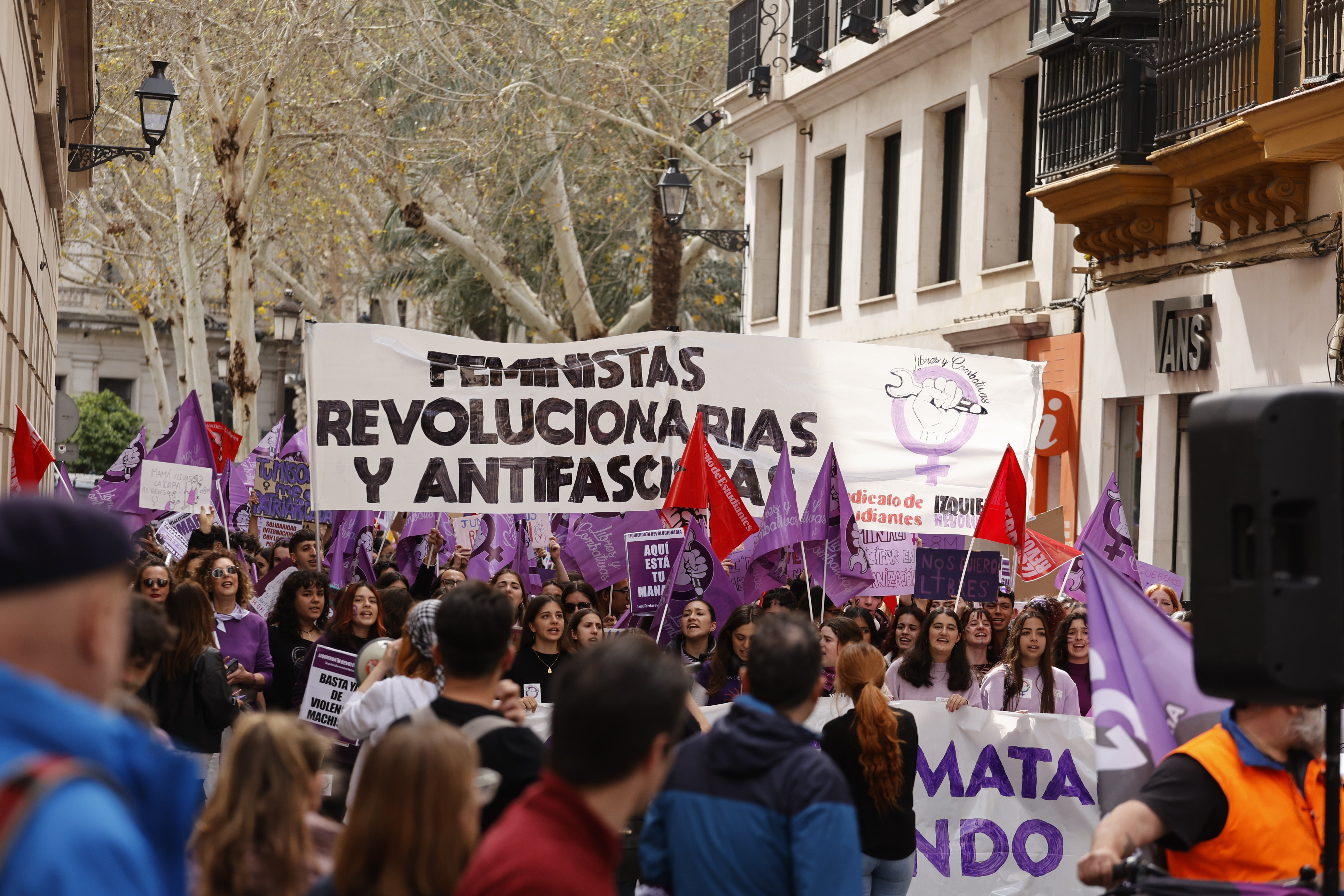 La manifestación recorrió las principales calles del centro de la ciudad con muchos gritos y pancartas