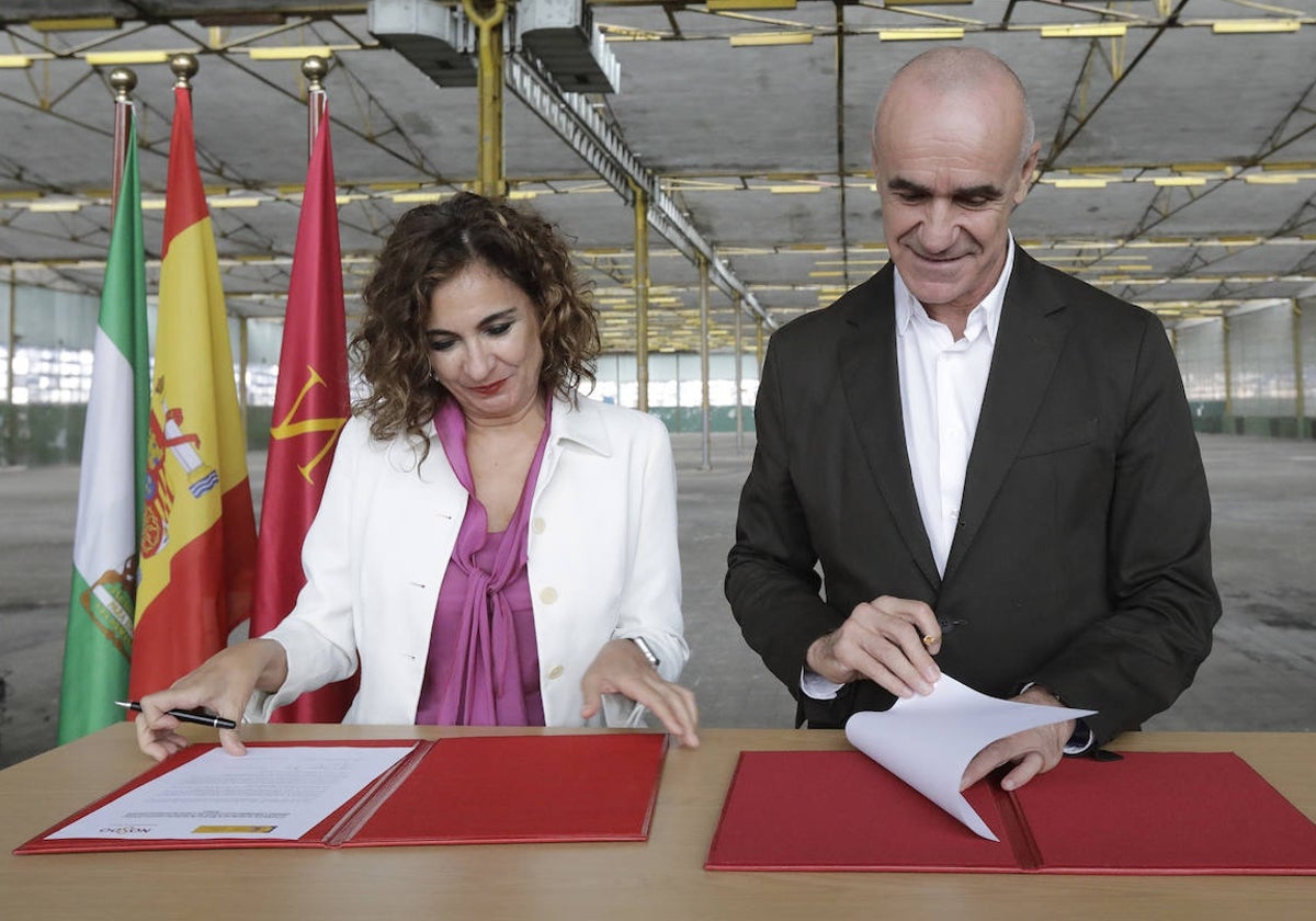 María Jesús Montero y Antonio Muñoz, durante la firma del convenio para impulsar el nuevo barrio de Hytasa