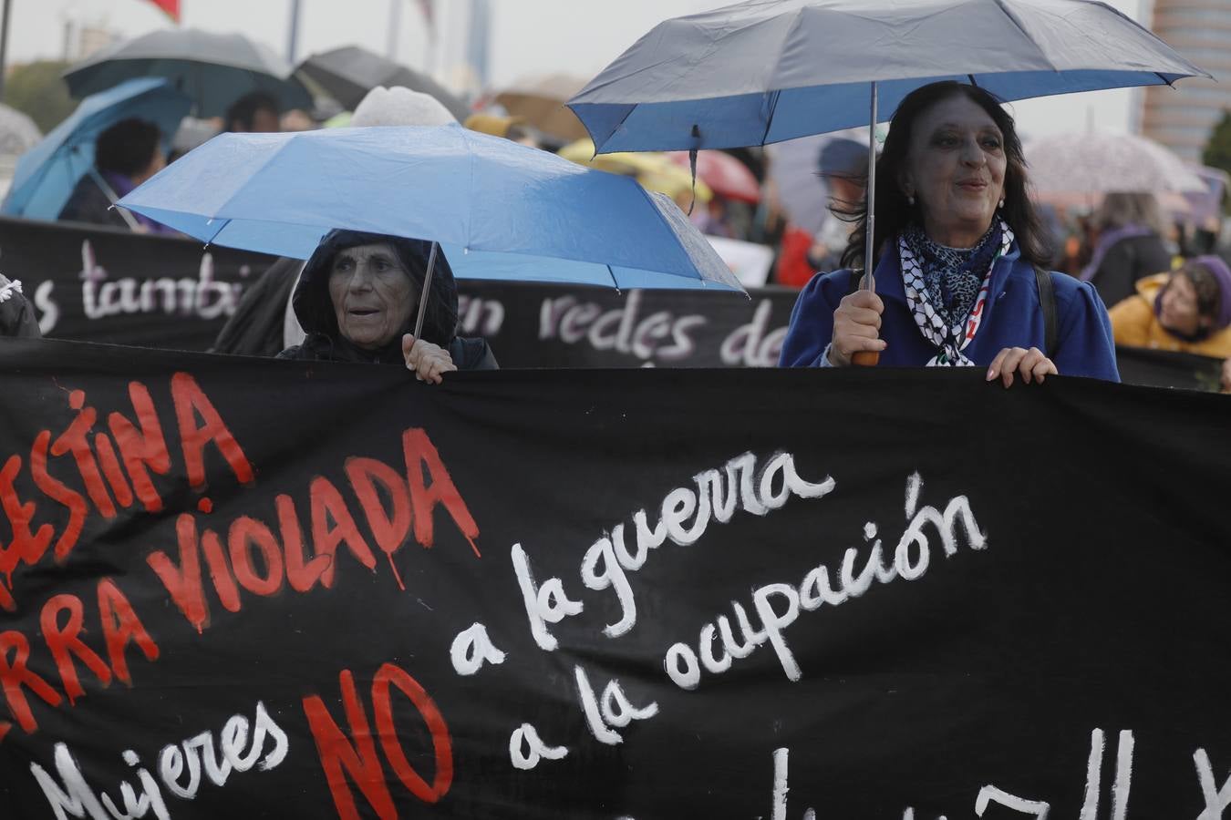 La lluvia no impidió que Mujeres Supervivientes saliera a reivindicar los derechos de las mujeres palestinas