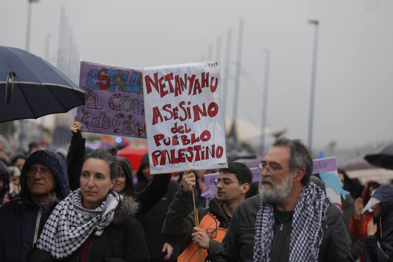 La lluvia no impidió que Mujeres Supervivientes saliera a reivindicar los derechos de las mujeres palestinas