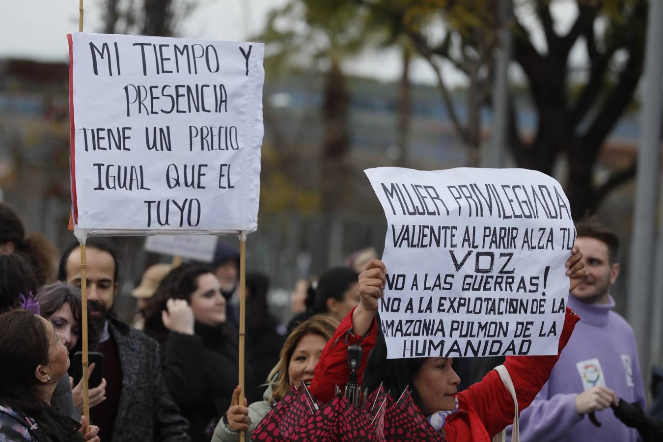 La lluvia no impidió que Mujeres Supervivientes saliera a reivindicar los derechos de las mujeres palestinas