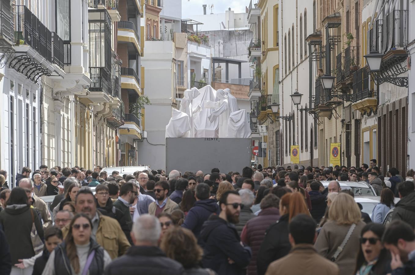El paso del Cristo de la Amargura avanza entre una multitud que acude cada año a ver a los 'fantasmitas'