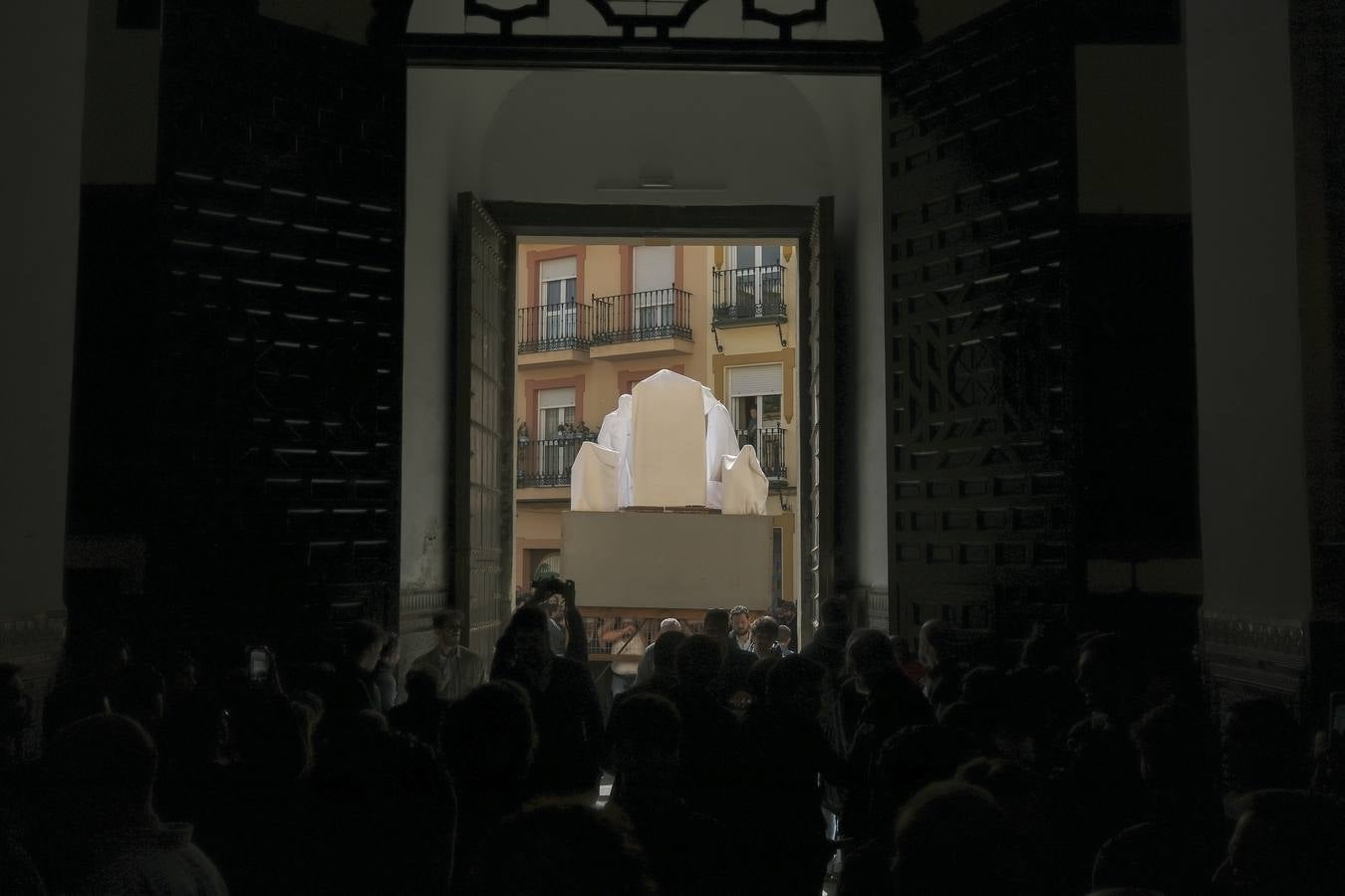 El paso del Cristo de la Amargura avanza entre una multitud que acude cada año a ver a los 'fantasmitas'