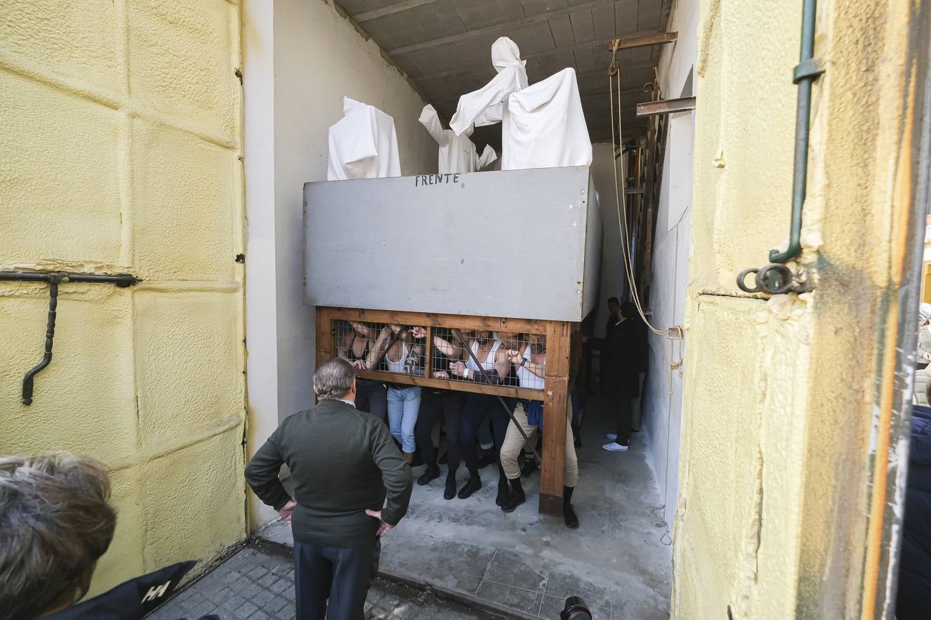 El paso del Cristo de la Amargura avanza entre una multitud que acude cada año a ver a los 'fantasmitas'