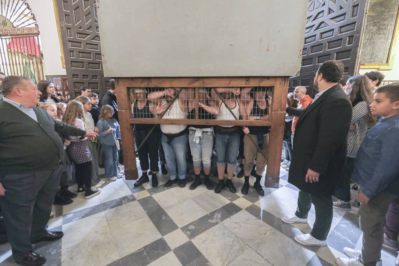 El paso del Cristo de la Amargura avanza entre una multitud que acude cada año a ver a los 'fantasmitas'