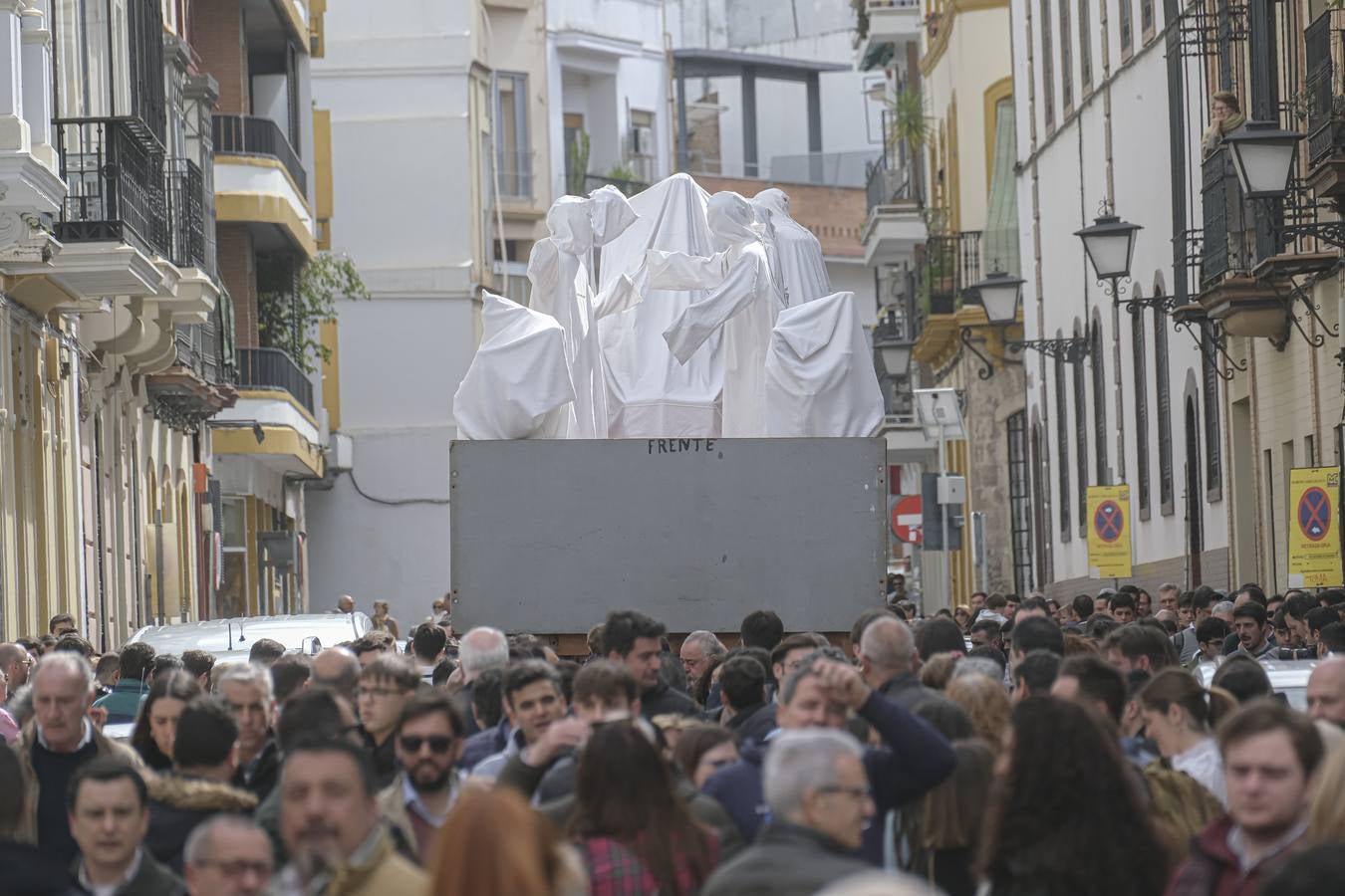 El paso del Cristo de la Amargura avanza entre una multitud que acude cada año a ver a los 'fantasmitas'