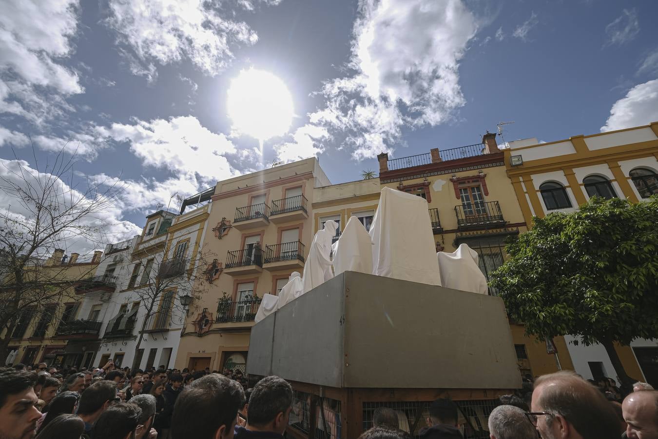 El paso del Cristo de la Amargura avanza entre una multitud que acude cada año a ver a los 'fantasmitas'