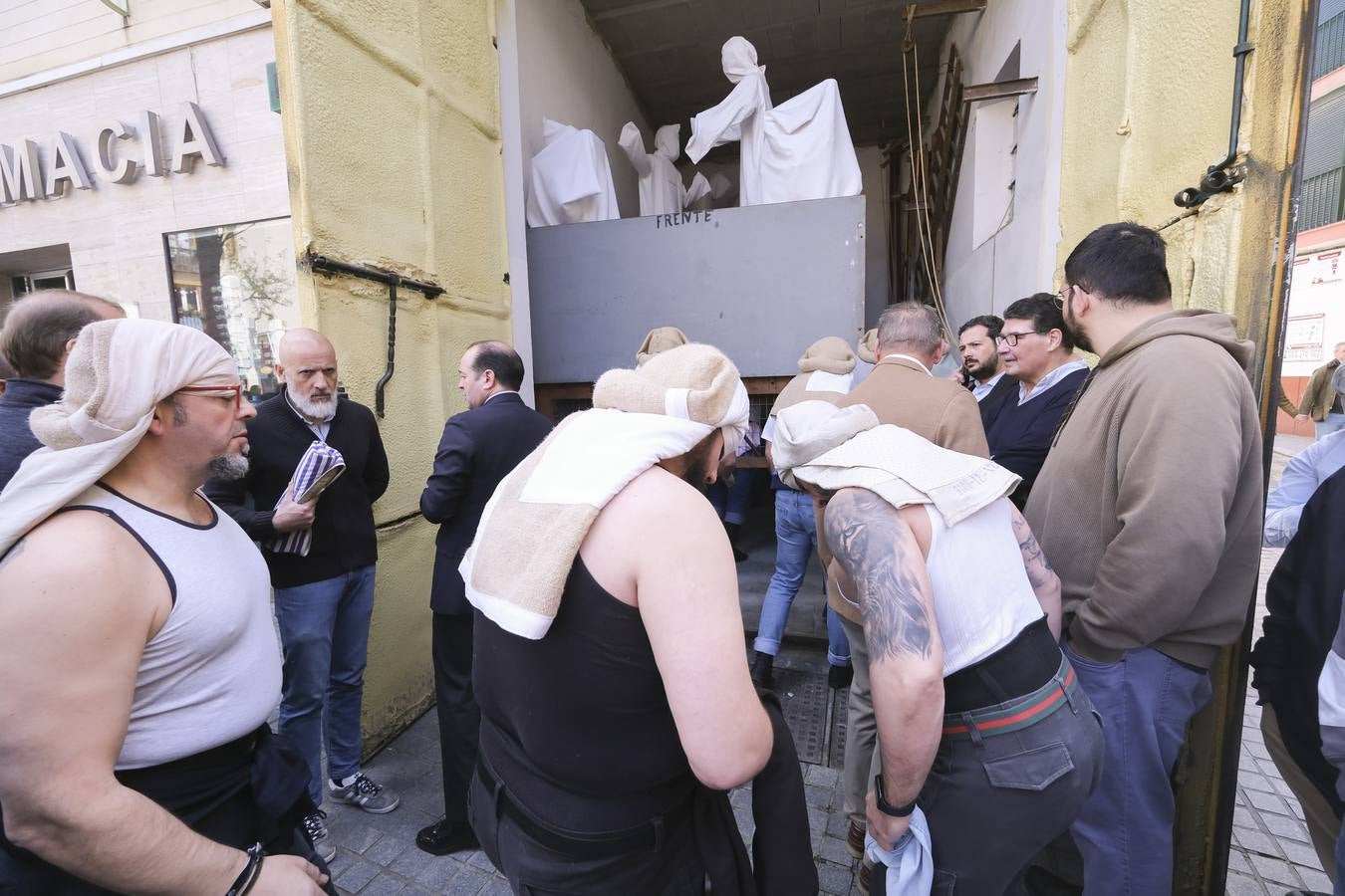 El paso del Cristo de la Amargura avanza entre una multitud que acude cada año a ver a los 'fantasmitas'