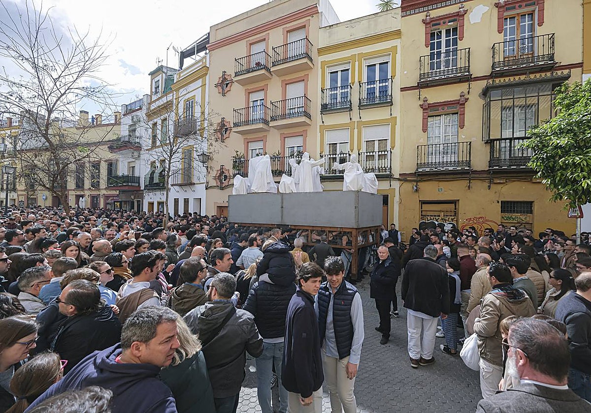 El paso con los 'fantasmitas' avanza entre una multitud