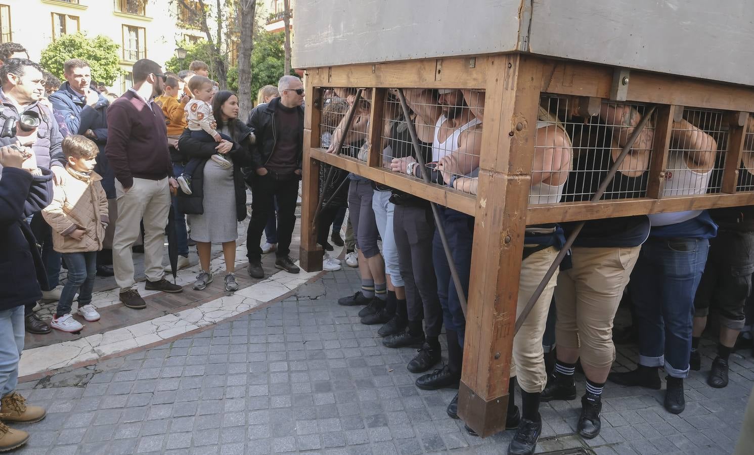 El paso del Cristo de la Amargura avanza entre una multitud que acude cada año a ver a los 'fantasmitas'