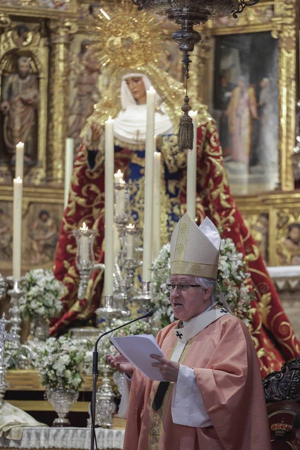 La Esperanza de Triana avanza hacia su capilla entre una multitud de fieles