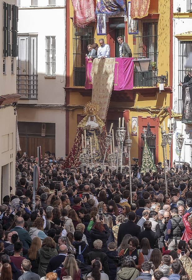 La Esperanza de Triana avanza hacia su capilla entre una multitud de fieles
