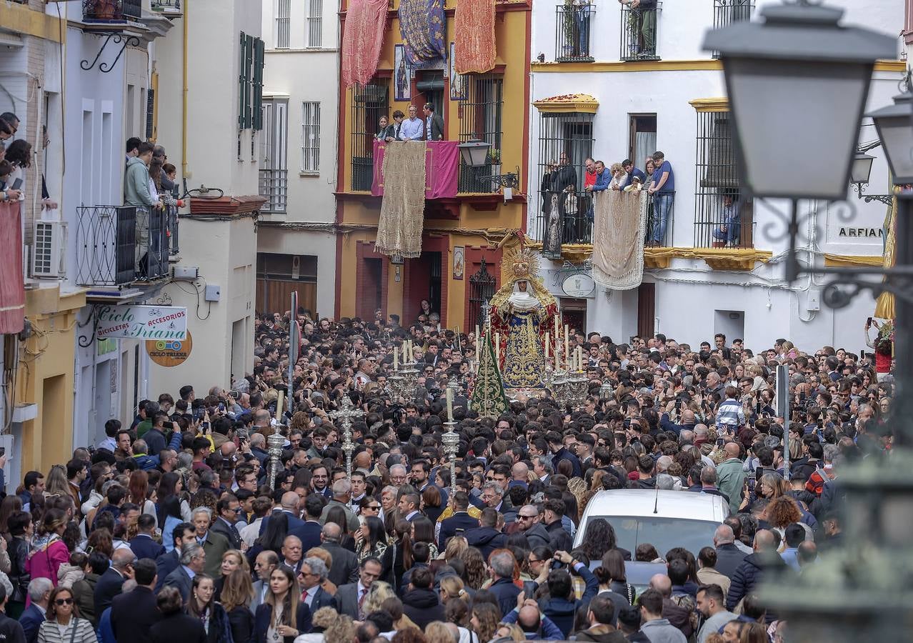 La Esperanza de Triana avanza hacia su capilla entre una multitud de fieles