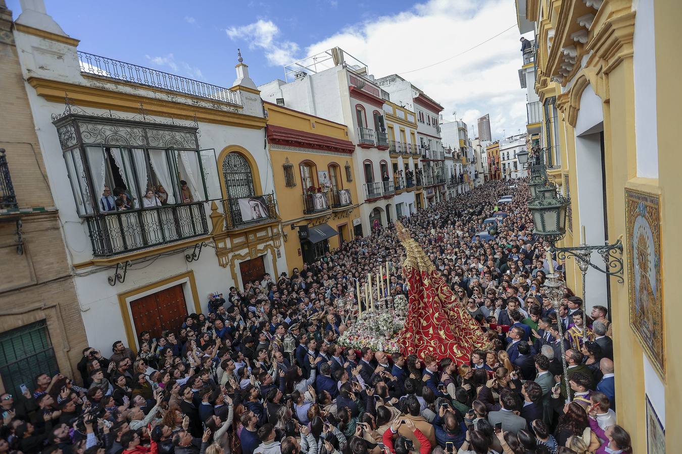 La Esperanza de Triana avanza hacia su capilla entre una multitud de fieles