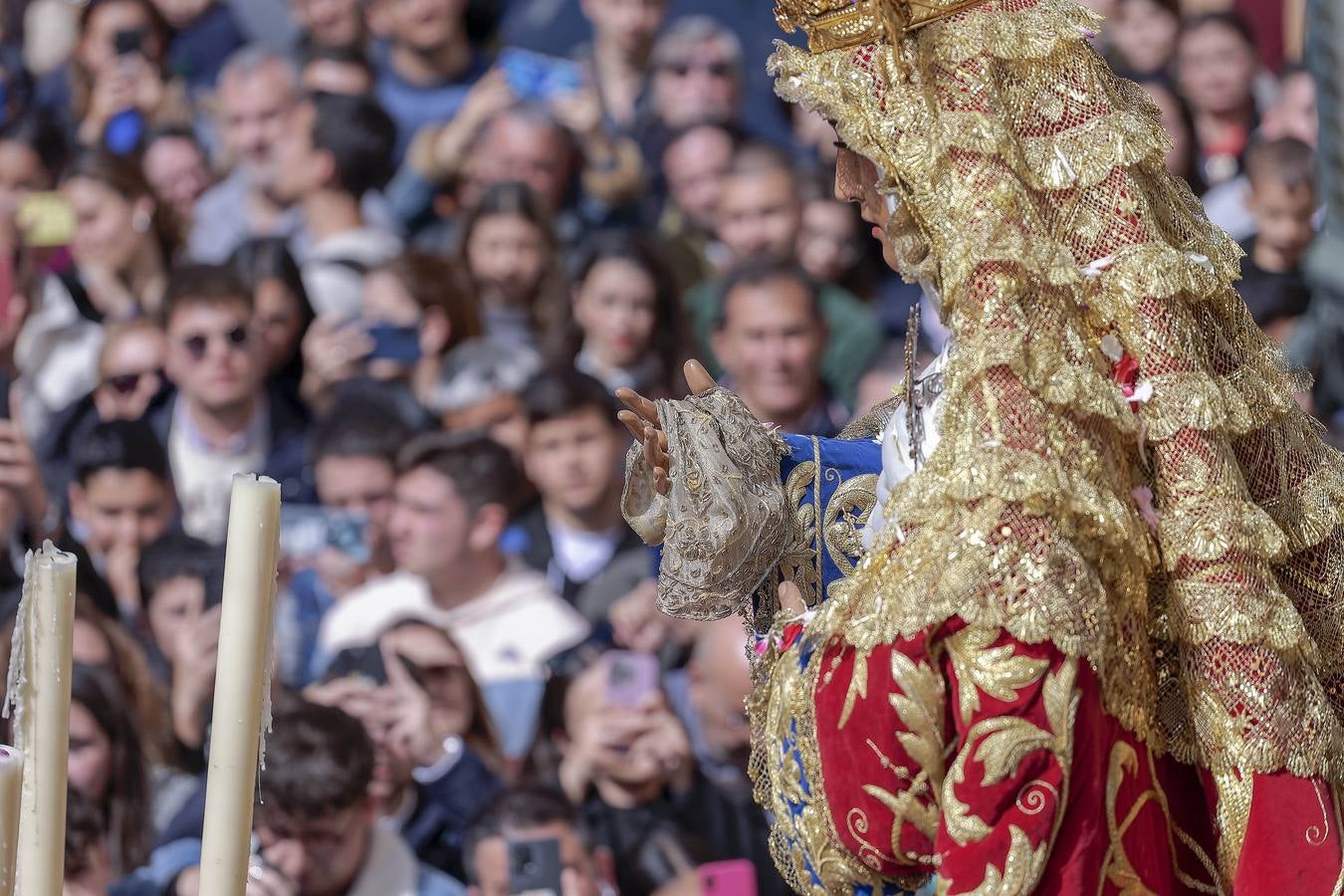 La Esperanza de Triana avanza hacia su capilla entre una multitud de fieles